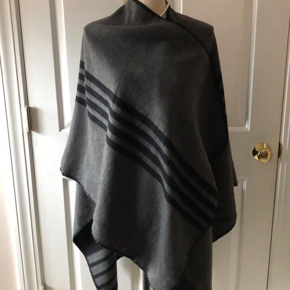 BB Dakota Reversible Cape